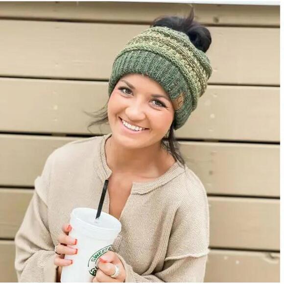 #1814 C.C. NWT Black Ombre Flecked Cable Knit Beanie Messy Bun Tail CC Beanie - Picture 2 of 2